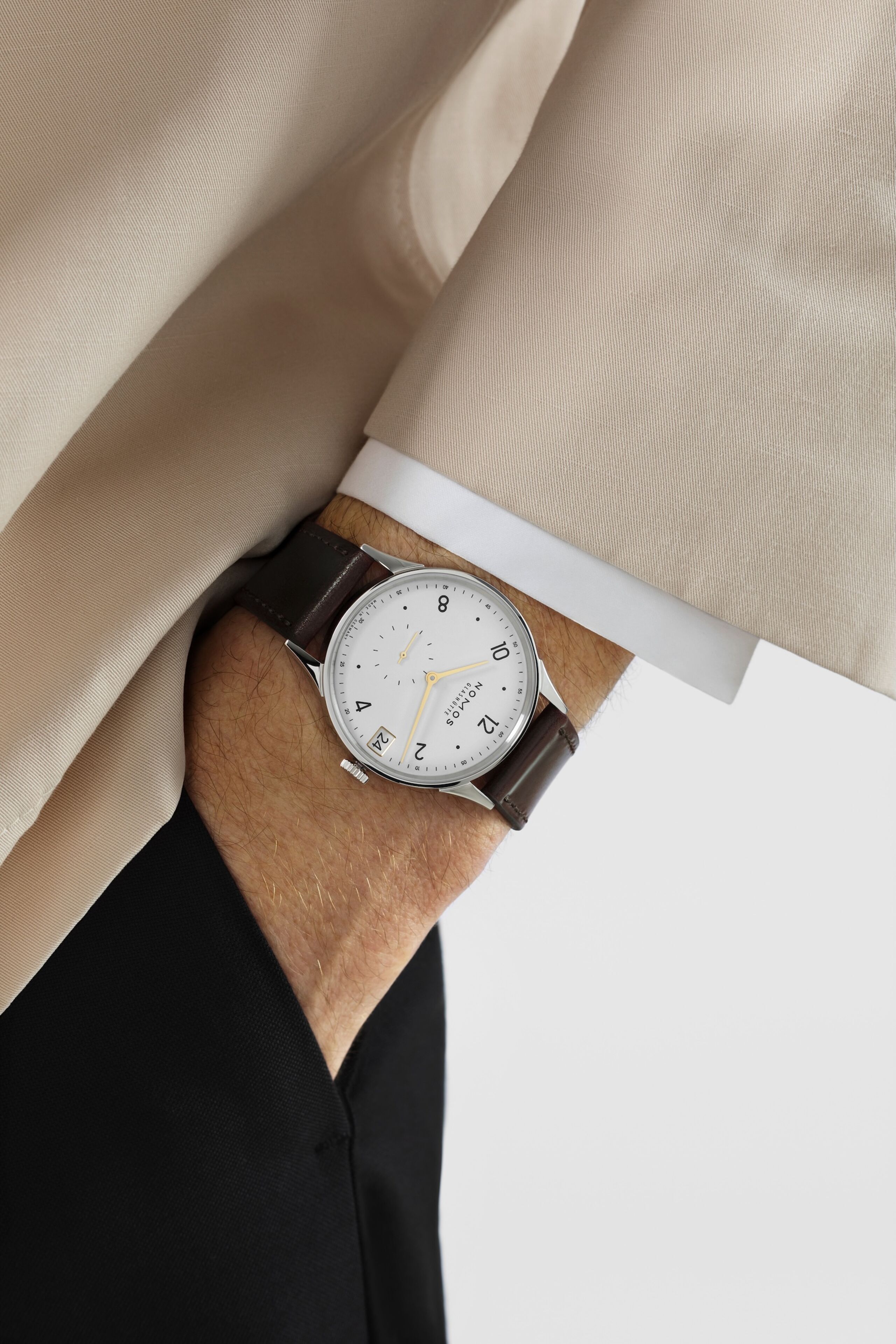 Men's watch / unisex  NOMOS GLASHÜTTE, Minimatik 39 Date Gold / 39.50mm, SKU: 1251 | watchphilosophy.co.uk